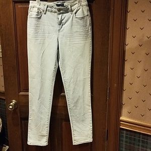 Bandolino lightwashed jeans